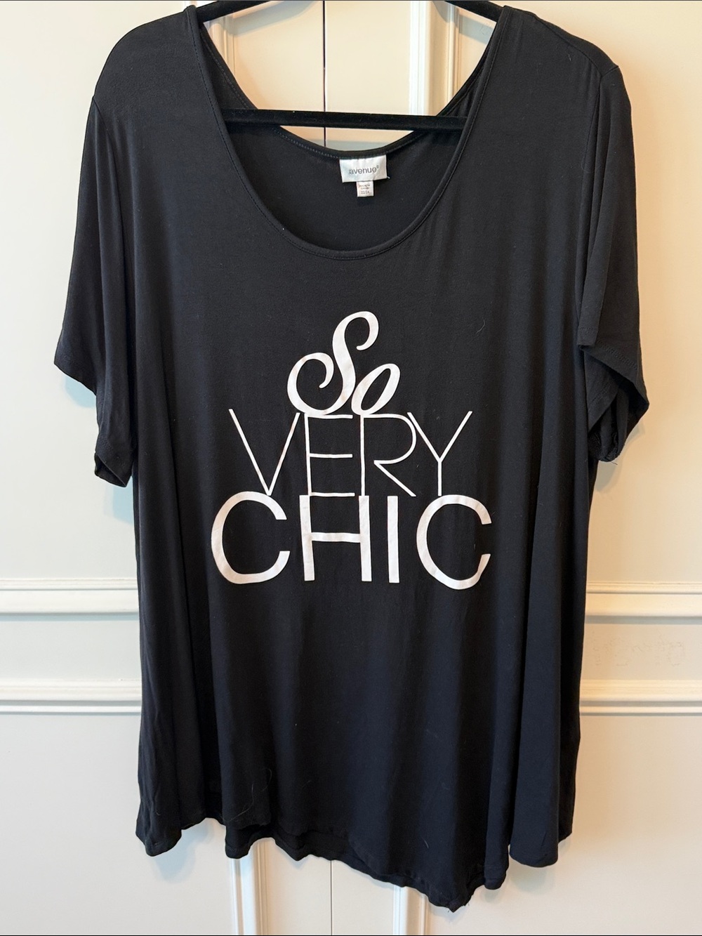 Avenue Black Short-Sleeve Graphic Tee - 'So Very Chic'